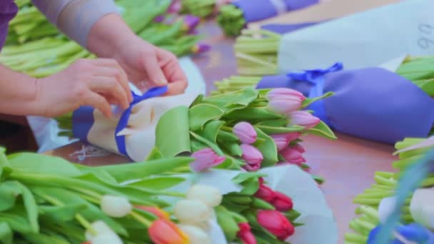 Жінка збирає букет тюльпанів на квітковому ринку. Доставка квітів, створення замовлення, малий бізнес . — стокове відео