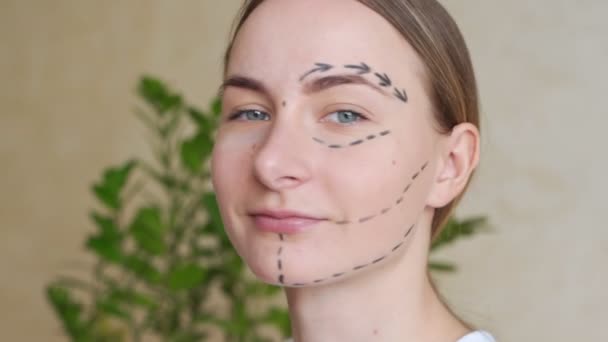 Жінка з пунктирними лініями на обличчі, косметологія — стокове відео