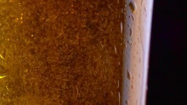 Yoğunlaştırılmış bardakta hafif bira ve su damlaları. Bira bardağı ve yakın plan bira. Bir bardak soğuk bira ve bardakta su damlası..