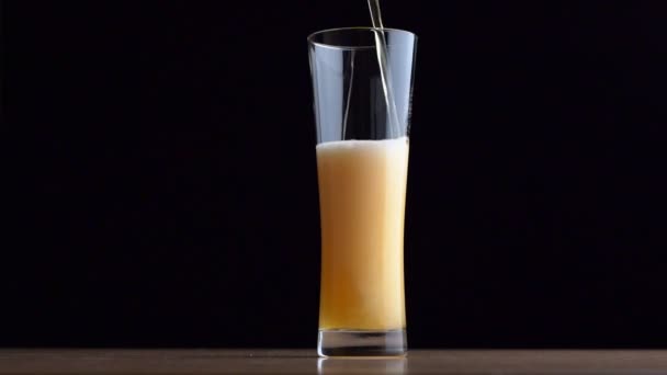 Bière froide et légère versée dans un verre 