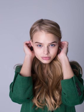 Çekici, zarif bir sarışının yeşil ceketli hali.