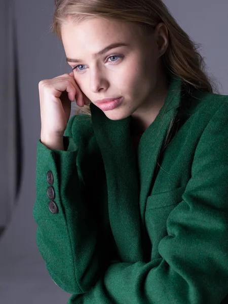 Hermosa modelo rubia elegante posando en largo abrigo de trinchera verde lujoso —  Fotos de Stock