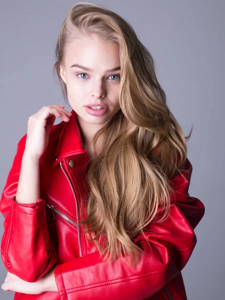 Zarif kız kırmızı ceketli poz — Stok fotoğraf