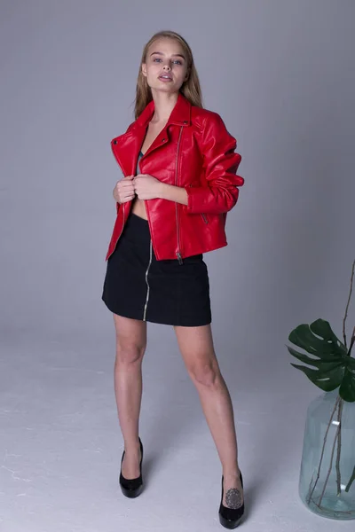 Елегантна дівчина позує в червоній куртці — стокове фото