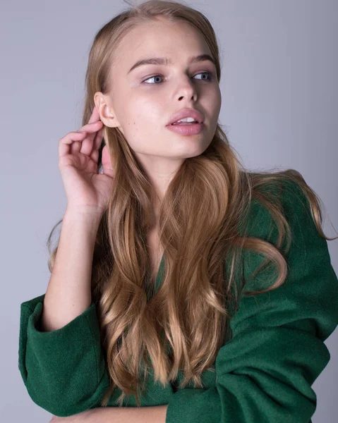 Un'immagine di una bionda attraente ed elegante con un cappotto verde — Foto Stock