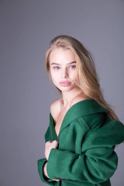 Çekici, zarif bir sarışının yeşil ceketli hali.