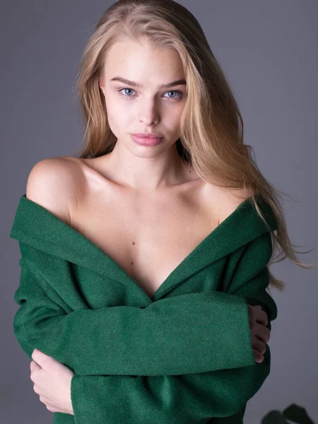 Hermosa modelo rubia elegante posando en largo abrigo de trinchera verde lujoso —  Fotos de Stock