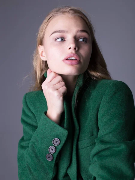 Splendido modello biondo elegante in posa in lungo lussuoso trench verde — Foto Stock