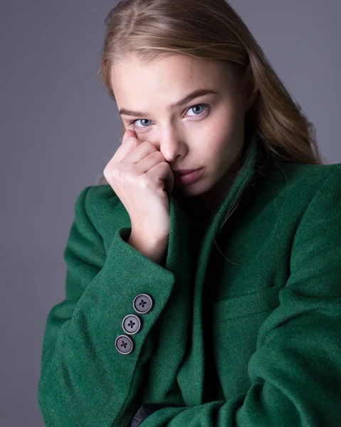 Splendido modello biondo elegante in posa in lungo lussuoso trench verde — Foto Stock