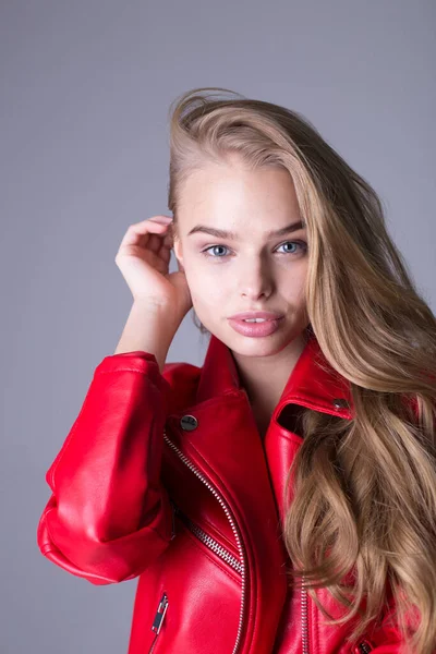 Elegant flicka poserar i röd jacka — Stockfoto