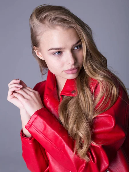 Elegante chica posando en chaqueta roja —  Fotos de Stock