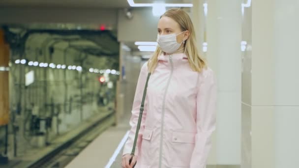 Hasta bir kadın kendini hasta hissediyor, öksürüyor, bulaşıcı hastalıklara karşı koruyucu maske takıyor ve toplu taşıma araçlarında veya metroda gribe karşı korunuyor. Yeni koronavirüs — Stok video