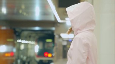 Hasta bir kadın bulaşıcı hastalıklara karşı koruyucu bir maske takıyor ve toplu taşıma araçlarında veya metroda grip riskine karşı korunuyor. Yeni koronavirüs.