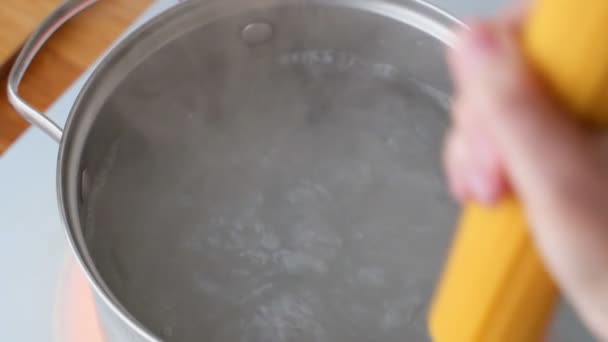 Spaghetti ins kochende Wasser geben — Stockvideo