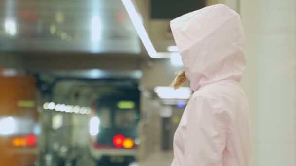 Una mujer enferma lleva una máscara protectora contra las enfermedades infecciosas y como protección contra la gripe en el transporte público o en el metro. El nuevo coronavirus — Vídeos de Stock