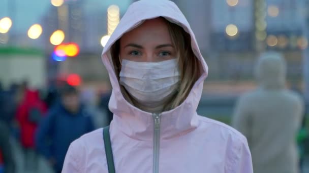 Pandemia, ritratto di una donna che indossa una maschera protettiva sulla folla di strada. il concetto salute e sicurezza, N1H1 coronavirus, protezione del virus — Video Stock