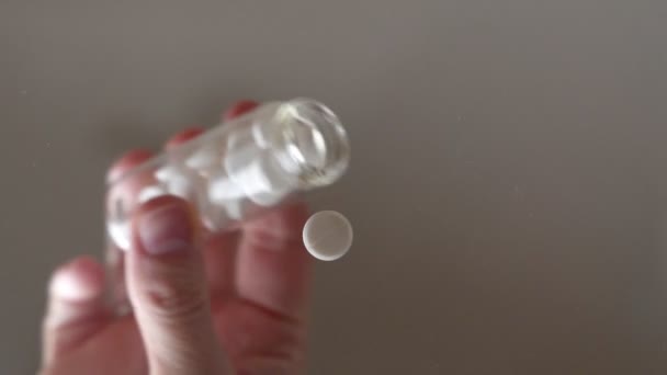 Witte recept pillen vallen direct op de lens in slow motion. De pijnstillers vertegenwoordigen geneesmiddelenmisbruik bij tieners en recreatief drugsgebruik bij opiaten.. — Stockvideo