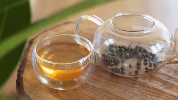 Método de elaboración del té verde en una tetera de vidrio transparente — Vídeos de Stock