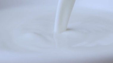 Yakın plan sütlü sıvı dökülüyor. Yavaş Hareket.