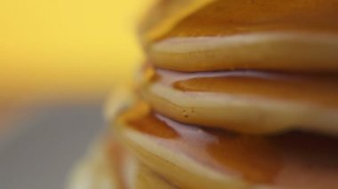 Kreplerin üzerine bal dökmek. Yavaş Hareket.