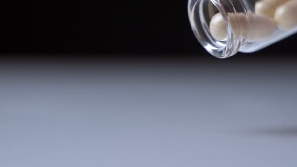 Super slow motion : Verser la capsule de la bouteille sur fond noir — Video