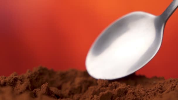 Spoon vegye frissen őrölt kávét. Reggeli kávé illata van. Forró üdítőt főzök. Arabica csésze. — Stock videók