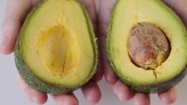 Κοντινό χέρι ανοιχτό αβοκάντο φρούτα — Αρχείο Βίντεο