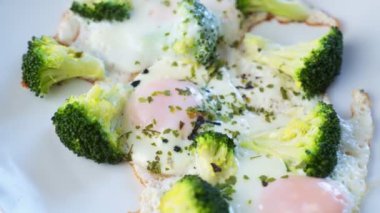 Tabağında brokoli olan kızarmış yumurta.