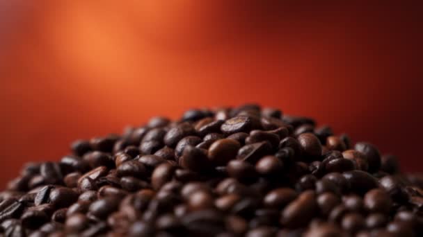 Крупный план жареных коричневых кофейных зерен — стоковое видео