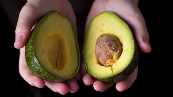 Close up hand open avocado fruit — Stock Video