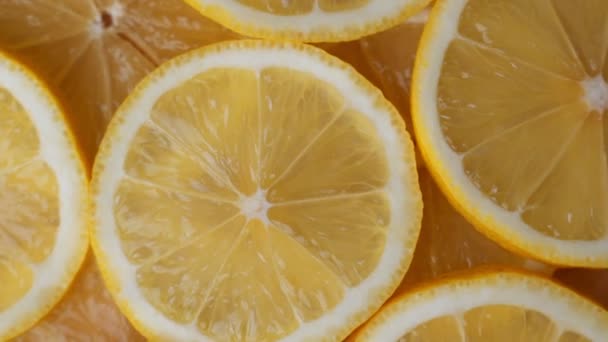 Лимонные ломтики вращаются крупным планом, питание летом — стоковое видео