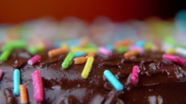 Lezzetli tatlı donut tabakta dönüyor. Donut yakın çekim makro çekim dönüşü