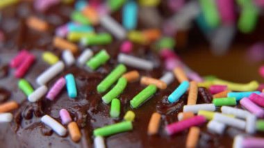 Lezzetli tatlı donut tabakta dönüyor. Donut yakın çekim makro çekim dönüşü