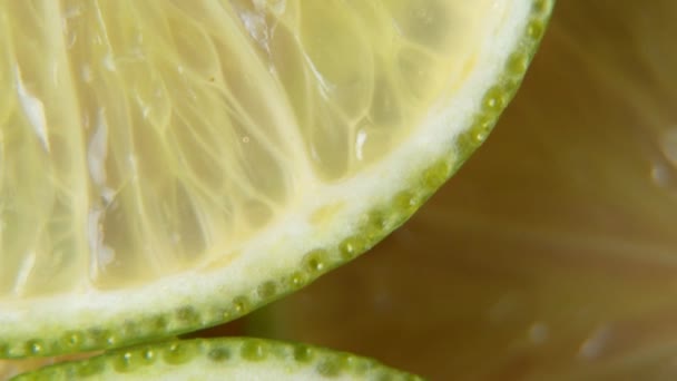 Na stole se otáčí krájený citrónový plátek. Makro snímek — Stock video