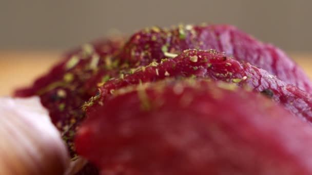 Viande de bœuf crue fraîche aux grains de poivre prête à griller, en rotation — Video