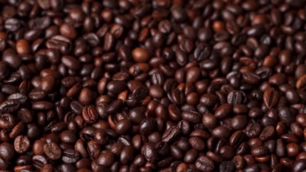 Detailní záběr pražených hnědých kávových zrn rotující — Stock video