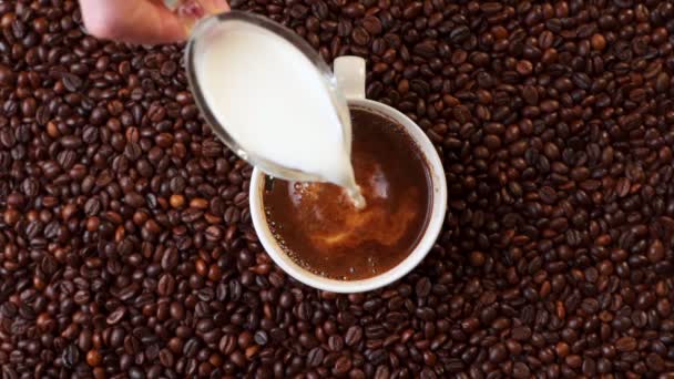 Sahne in eine Tasse Kaffee gießen — Stockvideo