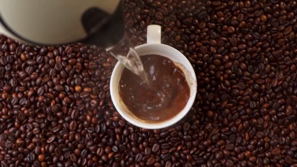 Kahvenin üst görüntüsü fincana dökülüyor. — Stok video