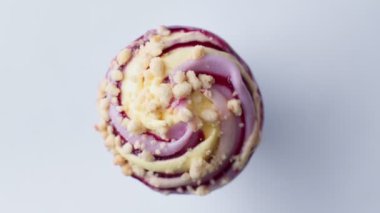 En güzel manzara dondurmadır. Dondurmanın üstüne çok renkli lekeler düşer. Waffle külahında dondurma, dönüyor