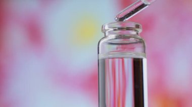 Gerekli yağların karışımı. Aroma sıvısı yapıyorum. Pippet 'ten küçük cam şişeye düşen damlalar.