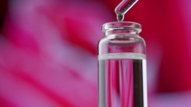 Gerekli yağların karışımı. Aroma sıvısı yapıyorum. Pippet 'ten küçük cam şişeye düşen damlalar.