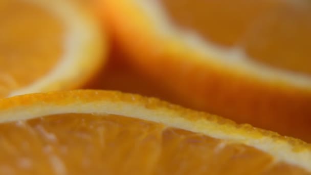 Tiro macro de naranja y rotación. Primer plano de la pulpa de una naranja cítrica. El trasfondo de la naturaleza . — Vídeo de stock