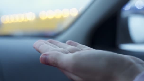 Lähikuva Naisten kädet käyttäen pestä käsi Alkoholi geeli pumppu annostelija autossa — kuvapankkivideo