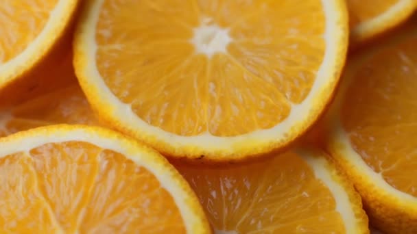 Μακρο-γυρίσματα ενός πορτοκαλιού και περιστροφή. Κοντινό πλάνο του πολτού ενός πορτοκαλιού εσπεριδοειδών. Το ιστορικό της φύσης. — Αρχείο Βίντεο