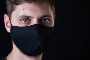 Siyah maskeli bir adam. Salgın koronavirüs covid-19 karantina dönemi konsepti.