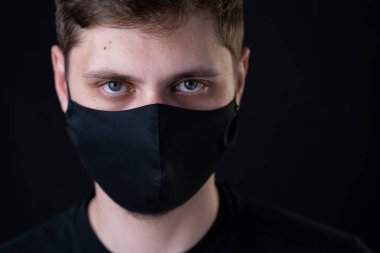 Siyah maskeli bir adam. Salgın koronavirüs covid-19 karantina dönemi konsepti.