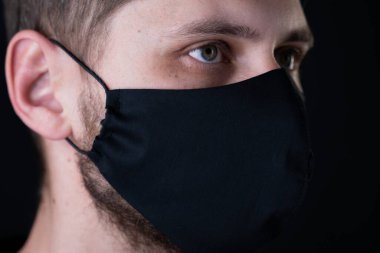 Siyah maskeli bir adam. Salgın koronavirüs covid-19 karantina dönemi konsepti.