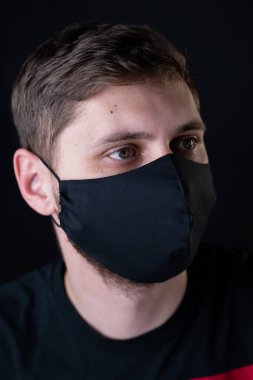 Siyah maskeli bir adam. Salgın koronavirüs covid-19 karantina dönemi konsepti.
