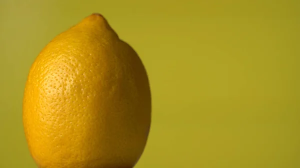Limão amarelo em um fundo amarelo — Fotografia de Stock