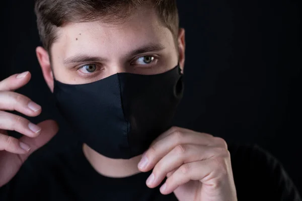 Man wearing black face mask. Pandemic coronavirus covid-19 quarantine period concept. — Stock Photo, Image